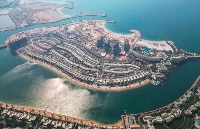 توجيه سفن لمغادرة مواقع رسوها قبالة رأس الخيمة