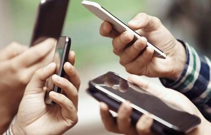 كيف يحافظ الهاتف على الاتصال أثناء الحركة؟