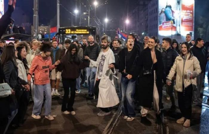 فرحة عارمة في بلغراد بعد إقرار فوتشيتش بهزيمته الانتخابية