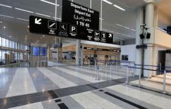 في المطار.. معاون أوّل تحتضن طفلة بعد إغماء والدتها (صورة)