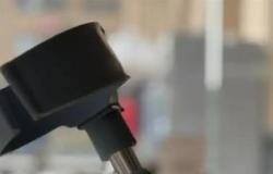 إستعان بعكاز... فنان شاب تعرّض للإصابة وهذا ما طلبه من جمهوره (صورة)